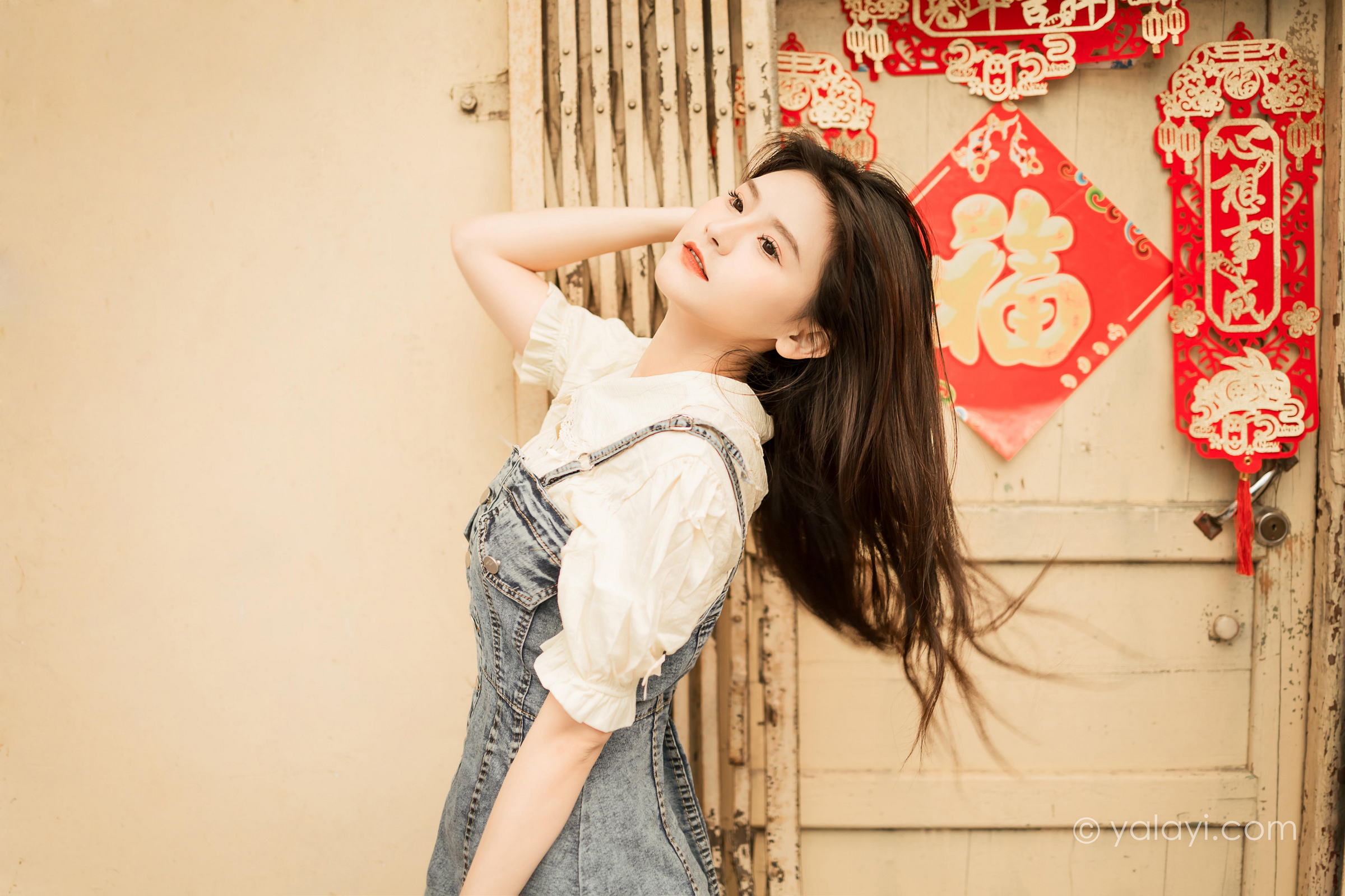 [YALAYI雅拉伊]2023.04.22 女神来我家 若婷 白色衬衫加灰色吊带牛仔裤清纯写真集第13张