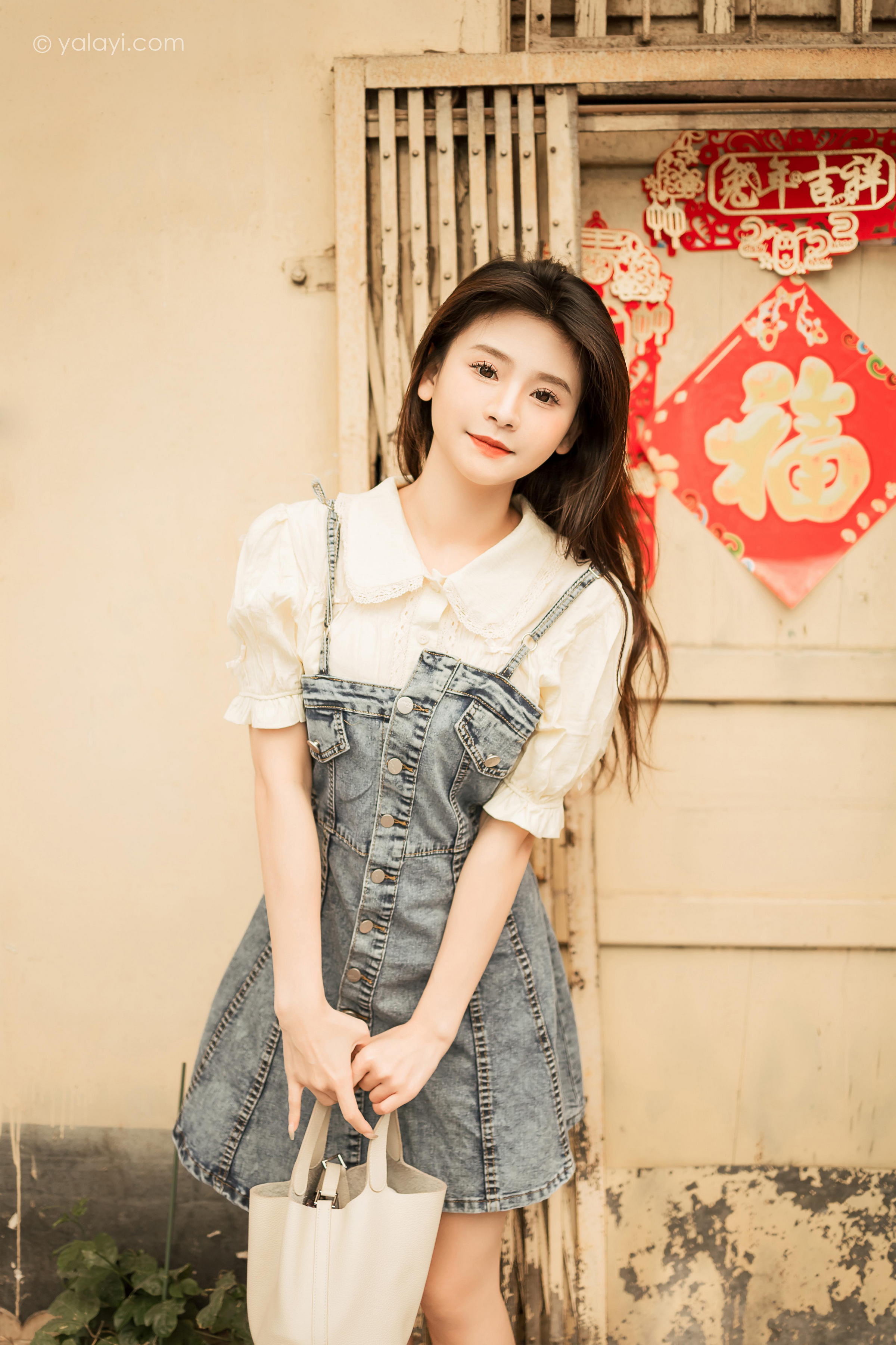 [YALAYI雅拉伊]2023.04.22 女神来我家 若婷 白色衬衫加灰色吊带牛仔裤清纯写真集第12张