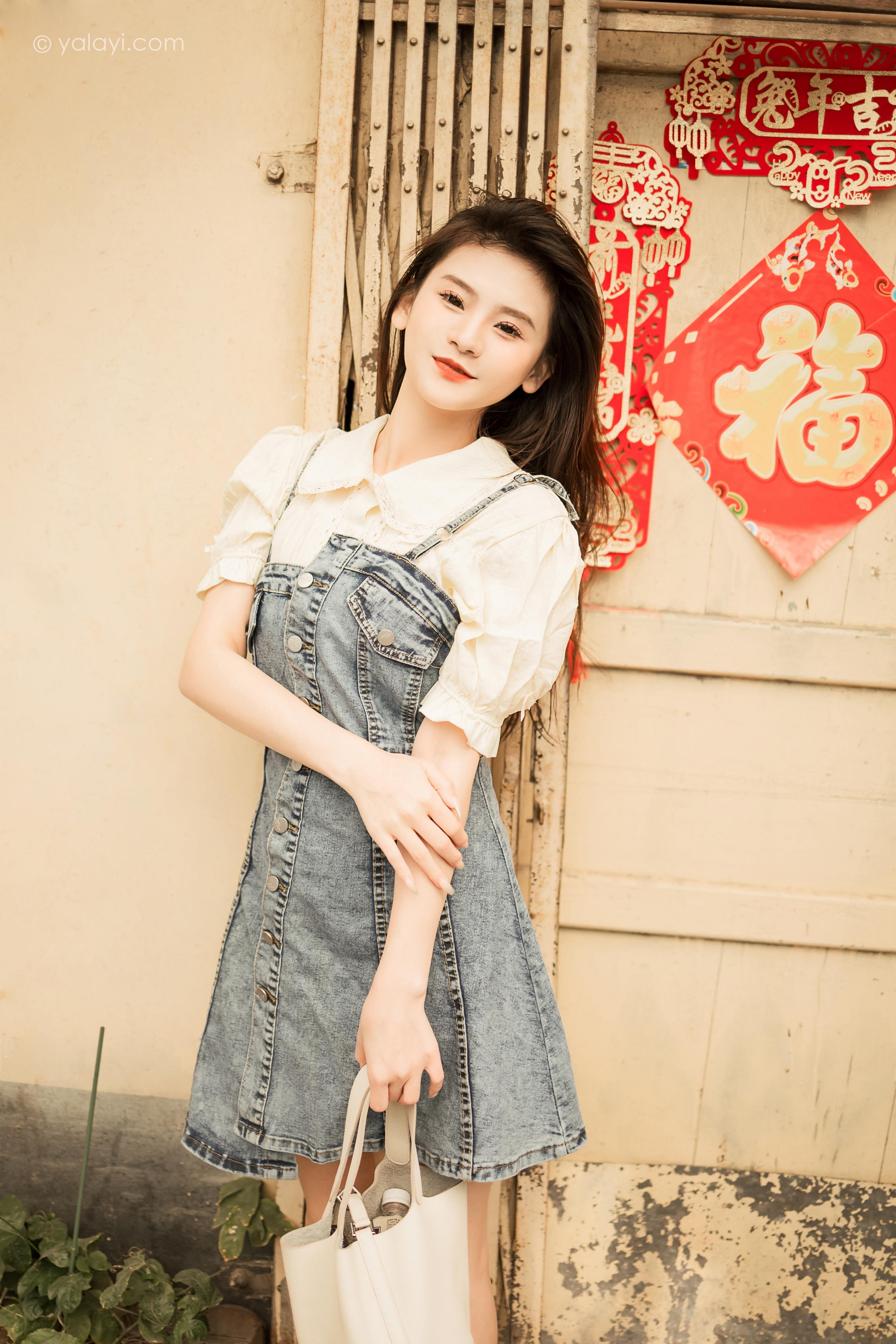 [YALAYI雅拉伊]2023.04.22 女神来我家 若婷 白色衬衫加灰色吊带牛仔裤清纯写真集第14张