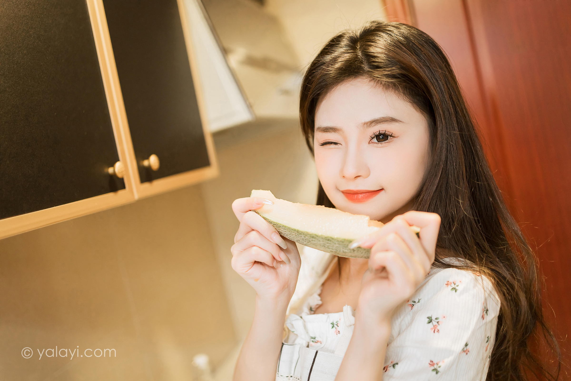 [YALAYI雅拉伊]2023.05.05 请你吃瓜 若婷 白色连衣裙加白色围裙性感私房写真集第2张