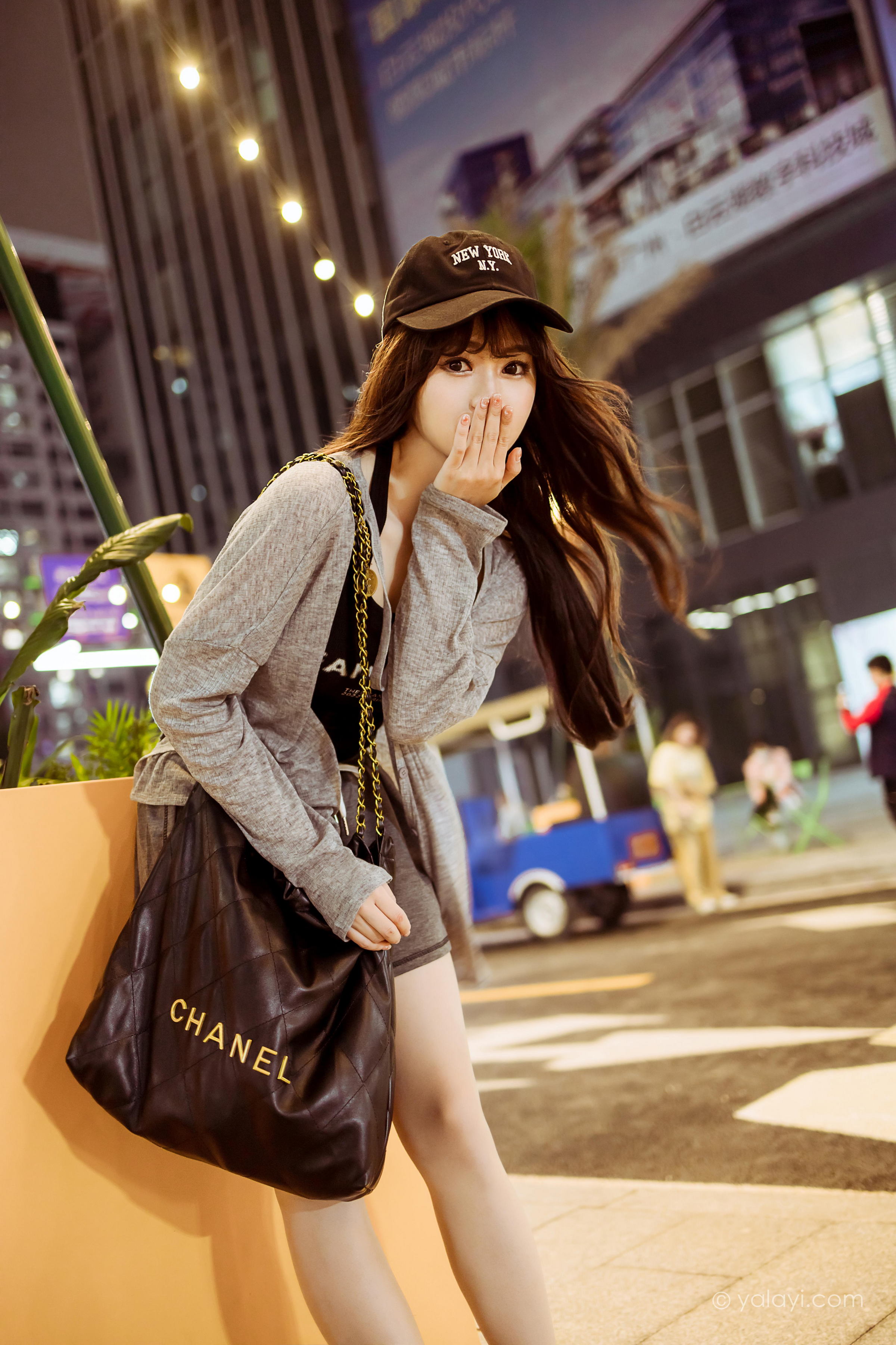 [YALAYI雅拉伊]2023.05.29 与你逛逛街 小亭 黑色背心加橙色短裤清纯写真集第5张