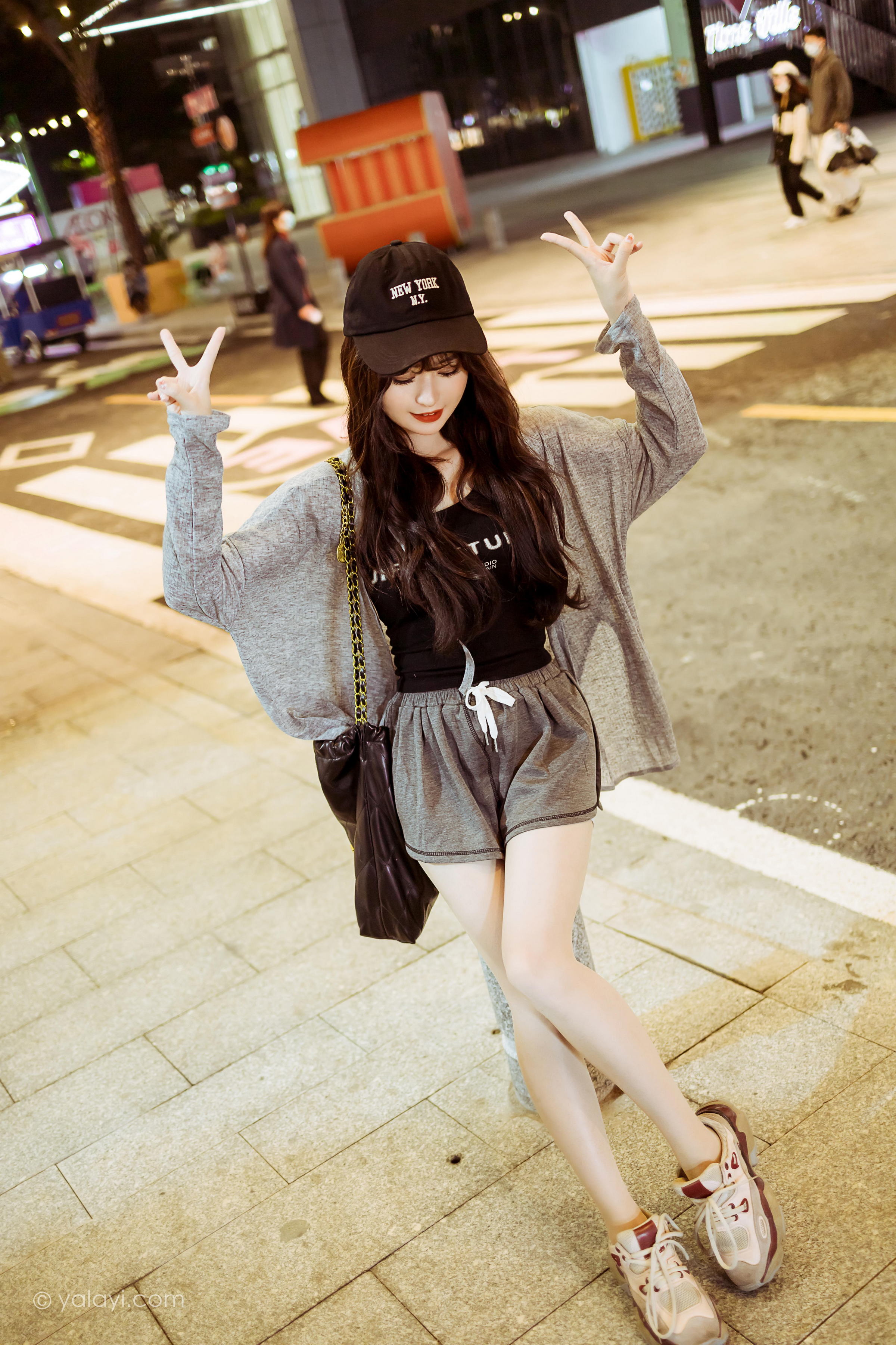 [YALAYI雅拉伊]2023.05.29 与你逛逛街 小亭 黑色背心加橙色短裤清纯写真集第3张