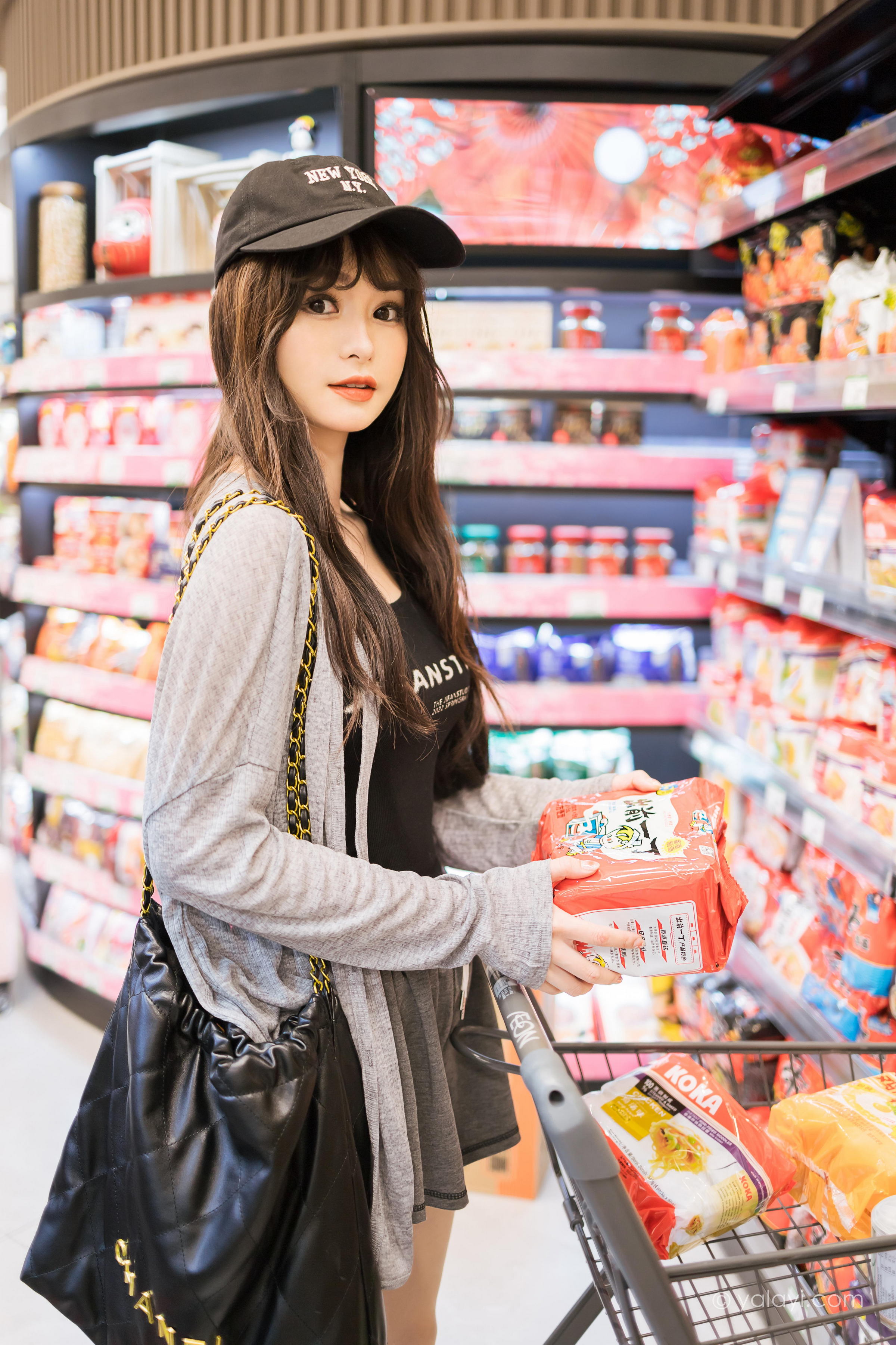 [YALAYI雅拉伊]2023.05.29 与你逛逛街 小亭 黑色背心加橙色短裤清纯写真集第7张