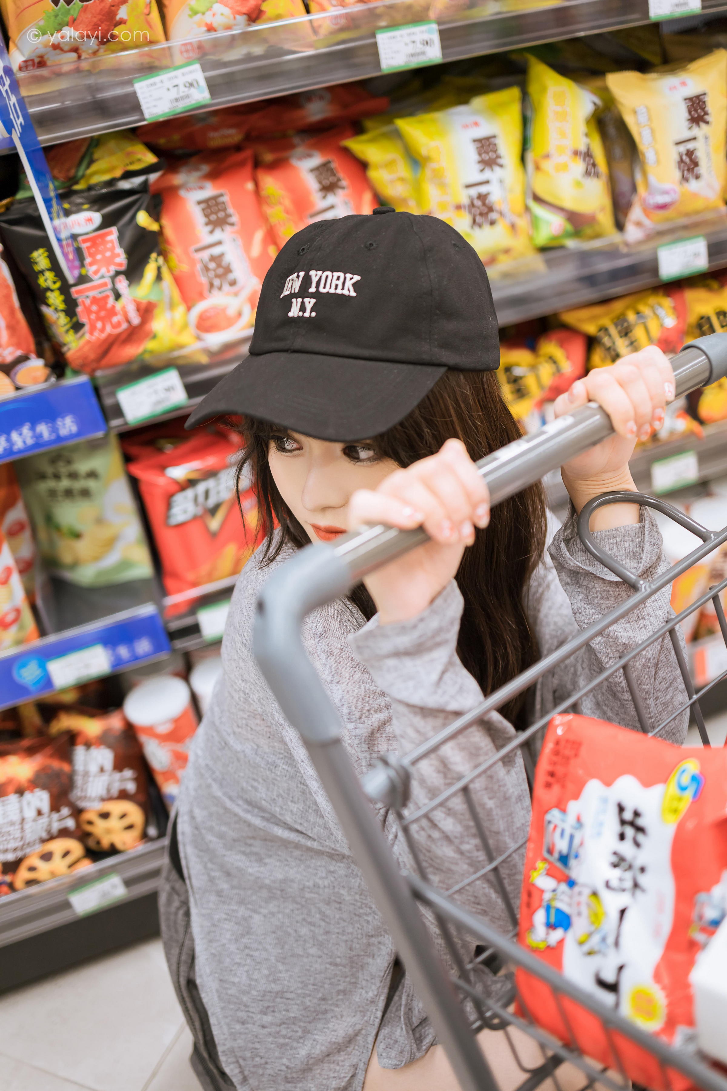 [YALAYI雅拉伊]2023.05.29 与你逛逛街 小亭 黑色背心加橙色短裤清纯写真集第11张