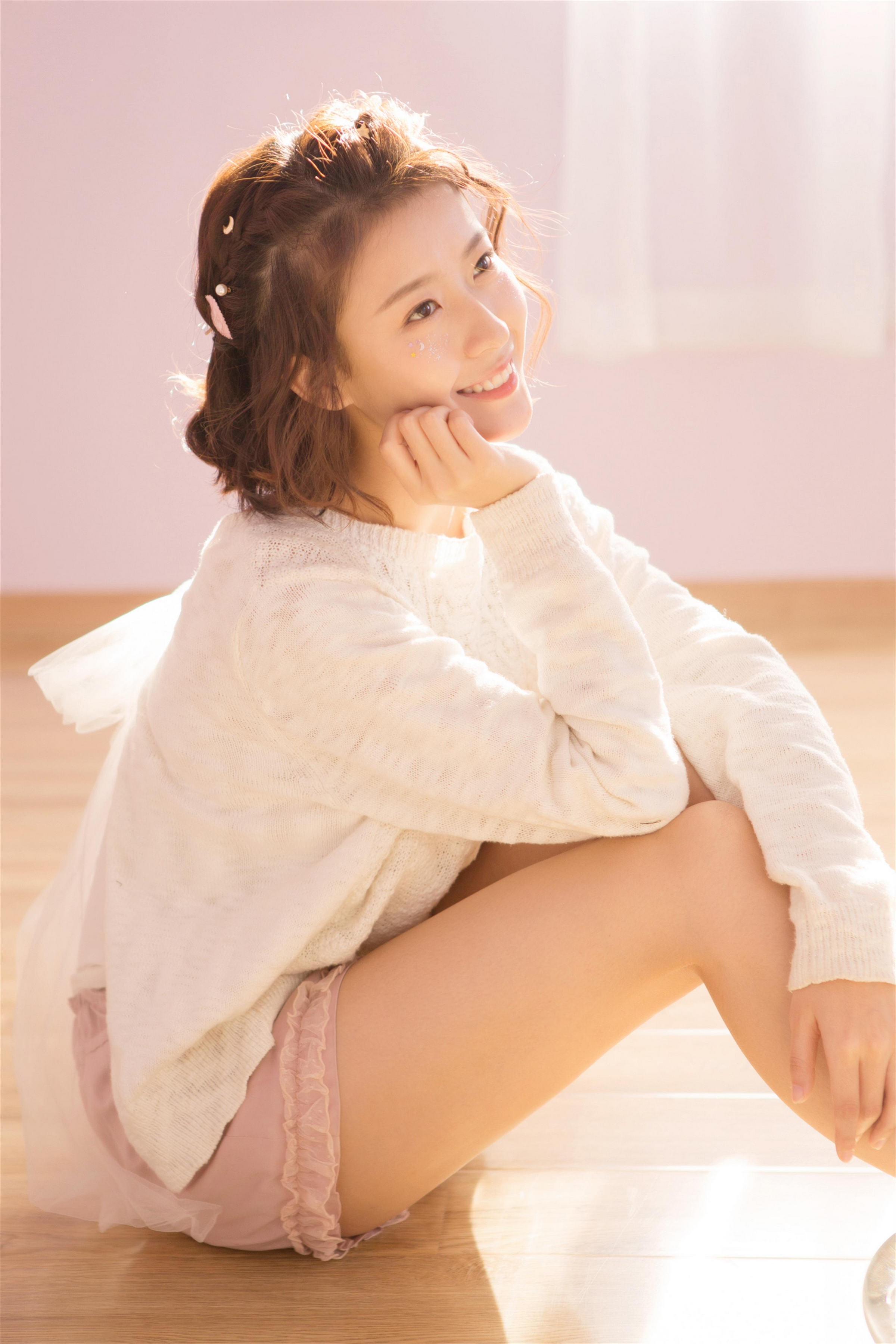 [YALAYI雅拉伊]2023.06.01 清丽佳人 白色镂空毛衣加粉色短裤与红色吊带连衣裙性感私房写真集第3张