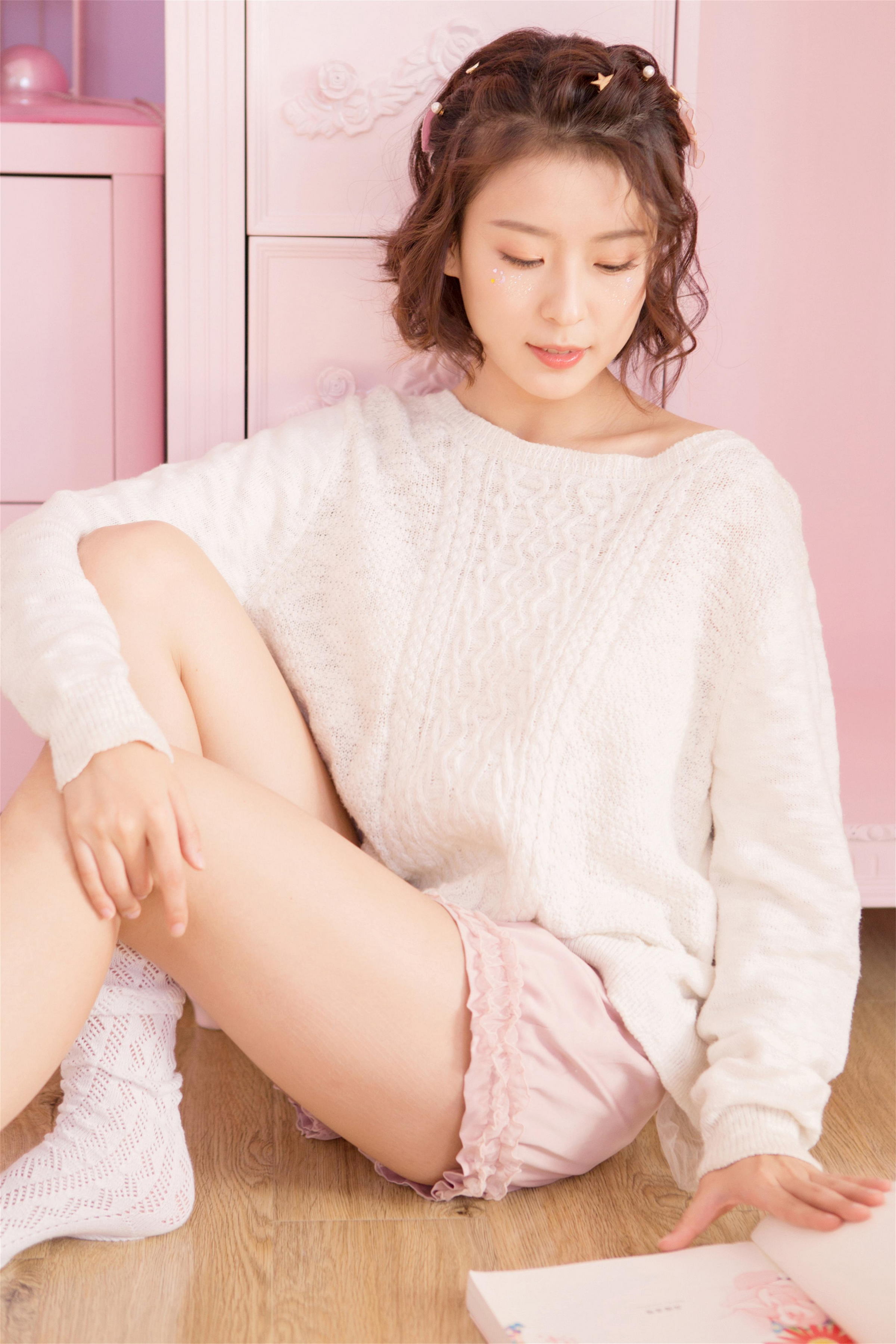 [YALAYI雅拉伊]2023.06.01 清丽佳人 白色镂空毛衣加粉色短裤与红色吊带连衣裙性感私房写真集第1张