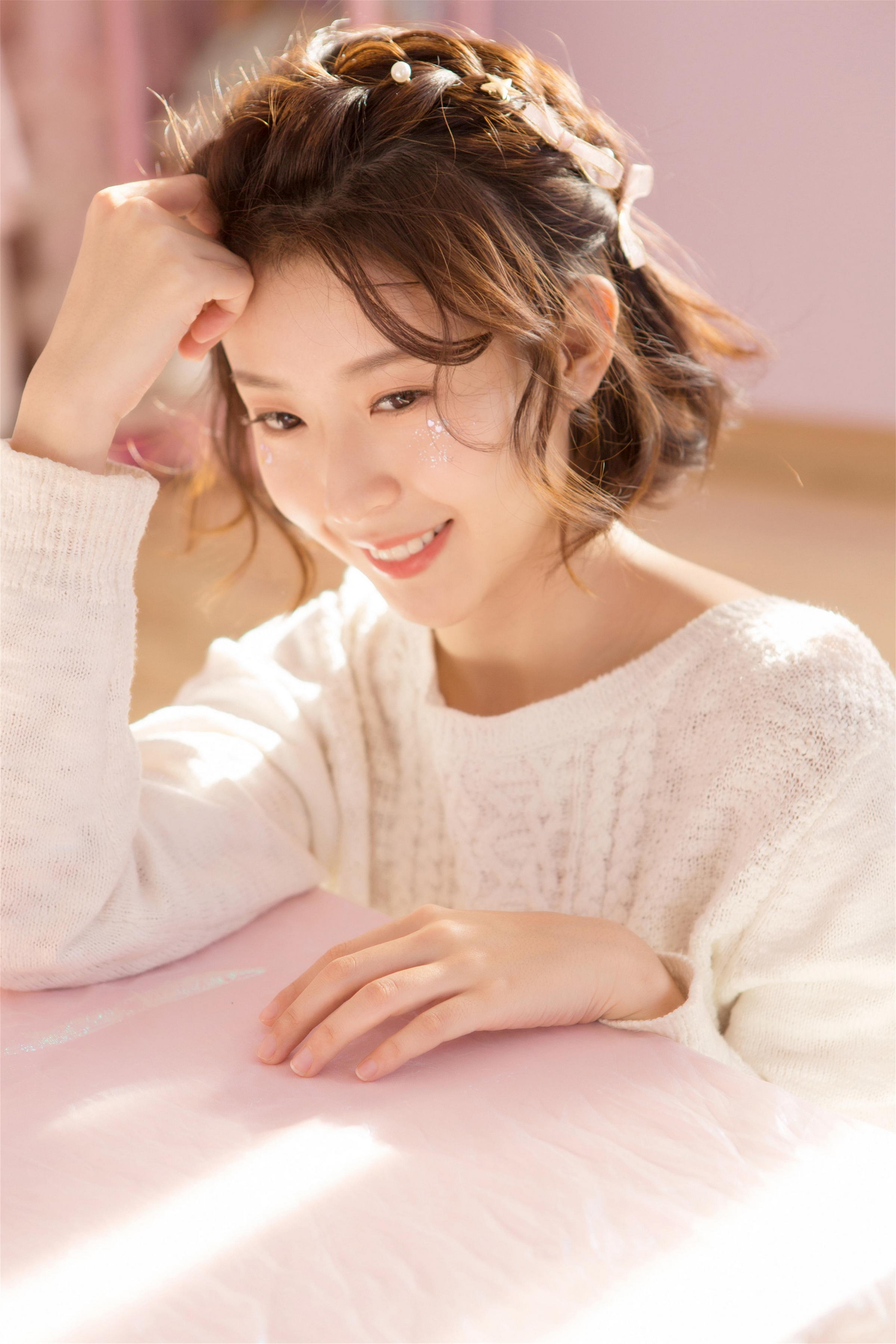 [YALAYI雅拉伊]2023.06.01 清丽佳人 白色镂空毛衣加粉色短裤与红色吊带连衣裙性感私房写真集第6张