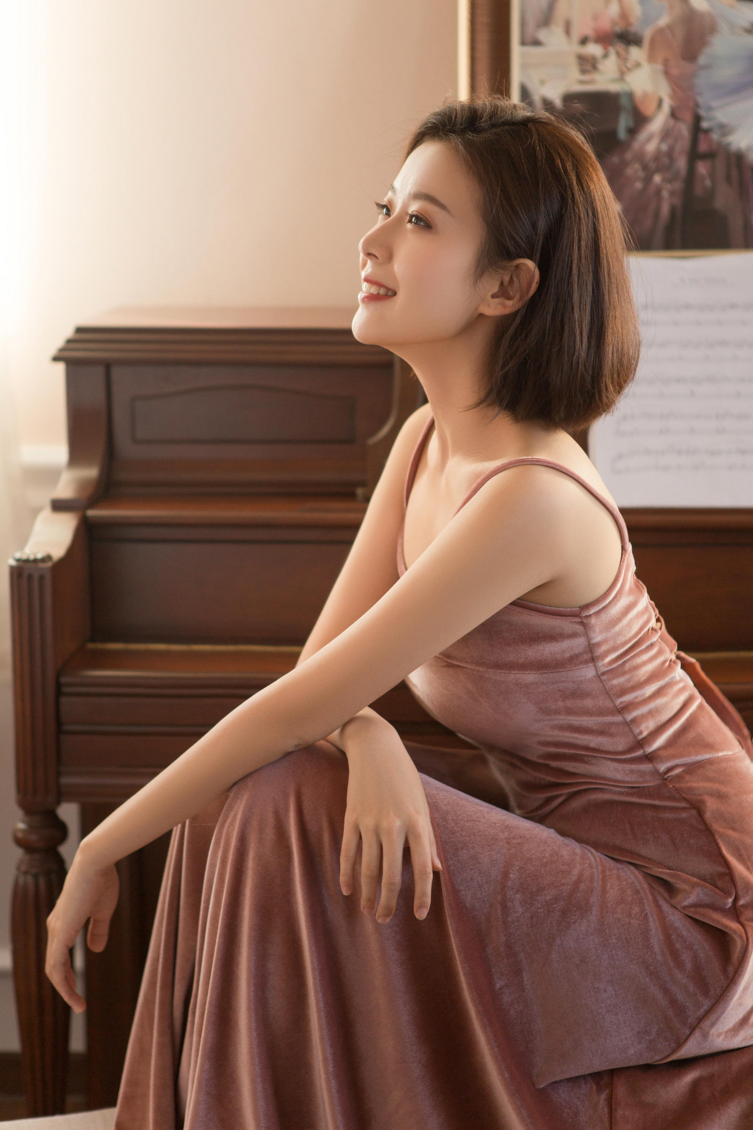 [YALAYI雅拉伊]2023.06.01 清丽佳人 白色镂空毛衣加粉色短裤与红色吊带连衣裙性感私房写真集第8张