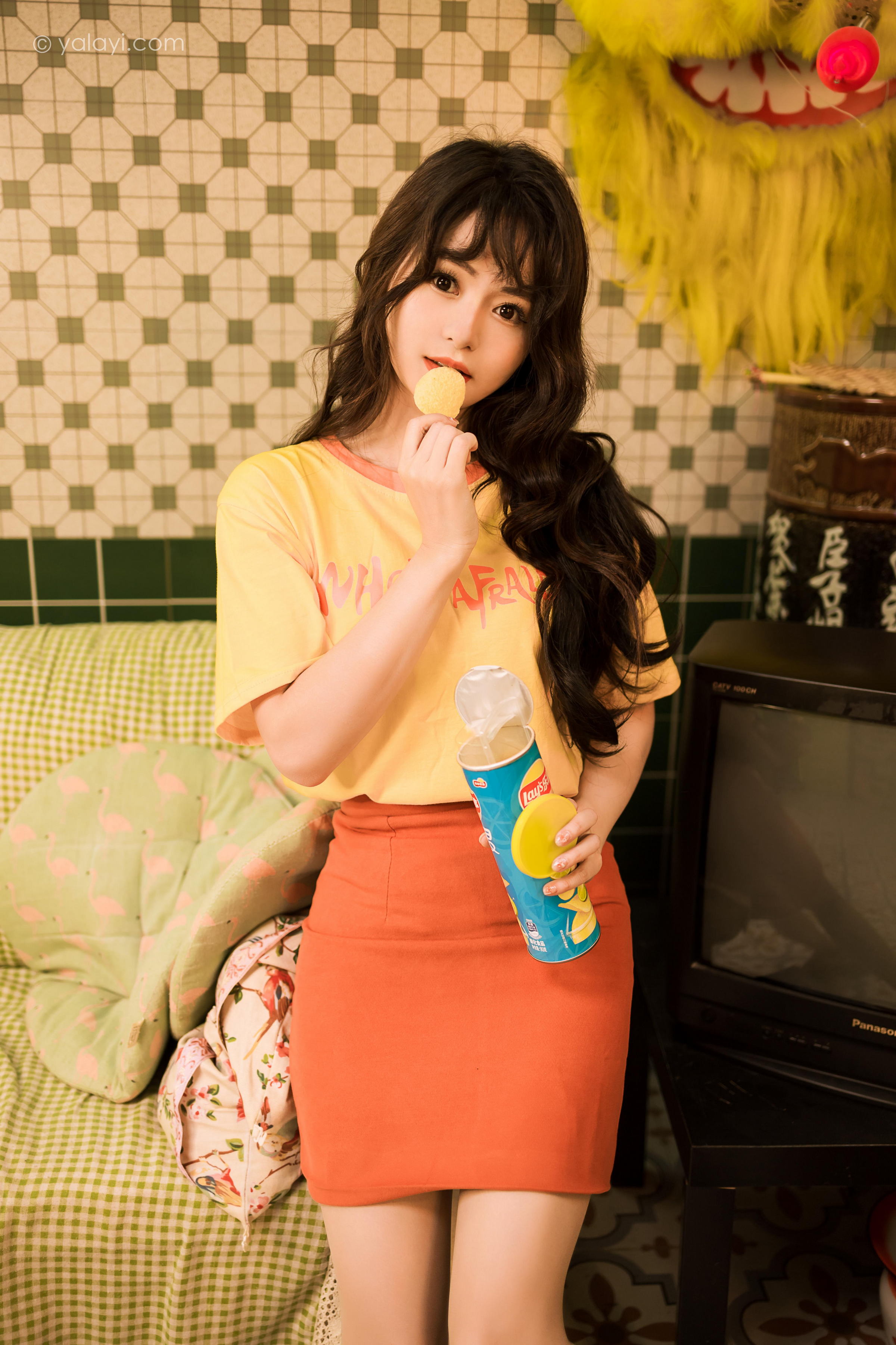 [YALAYI雅拉伊]2023.06.05 曾经的深爱 小亭 黄色短袖加红色短裙清纯私房写真集第7张