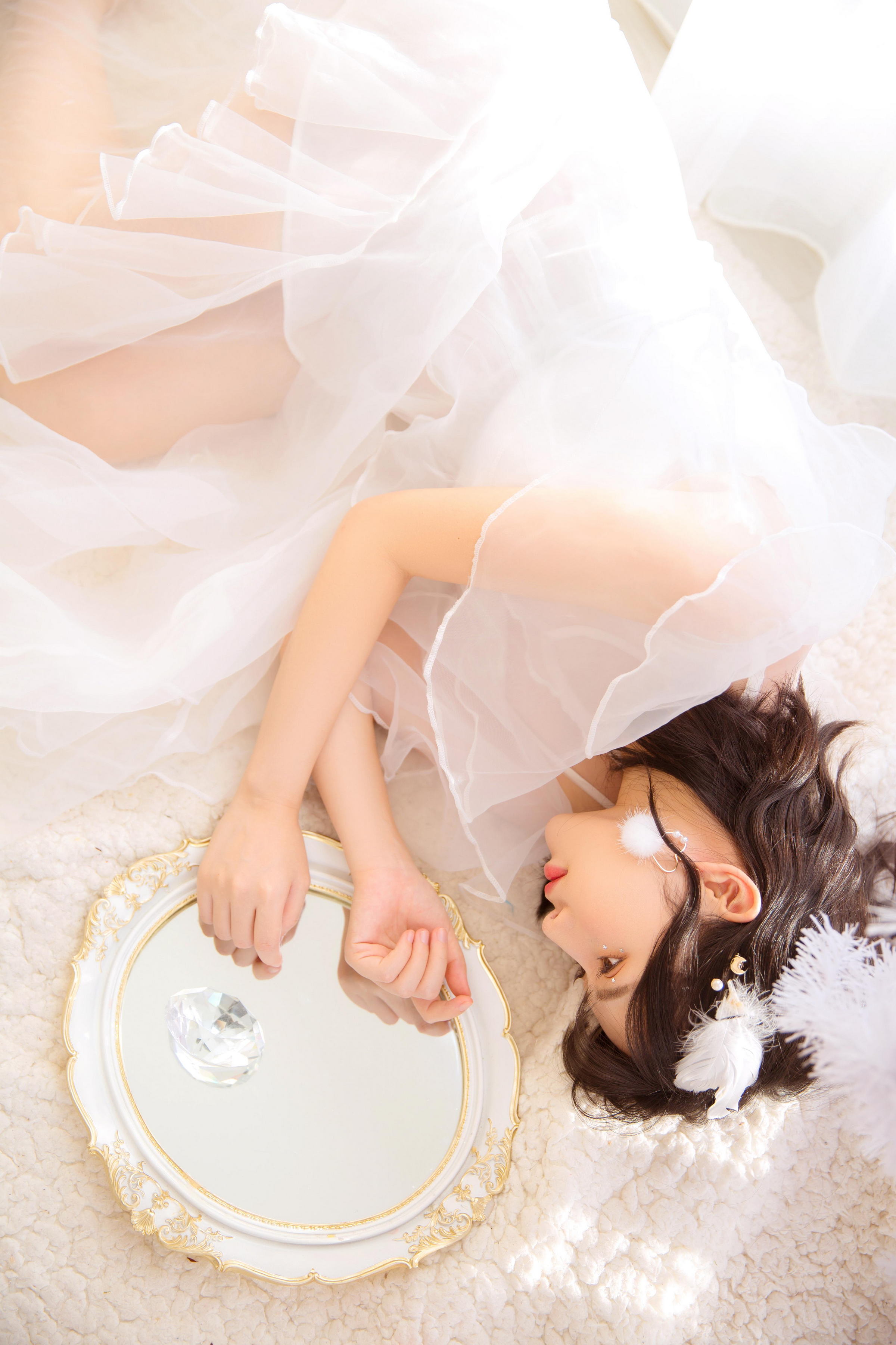 [YALAYI雅拉伊]2023.06.09 单纯美好 清纯居家少女 灰色毛衣加白色短裤与透视裸背连衣裙私房写真集第5张