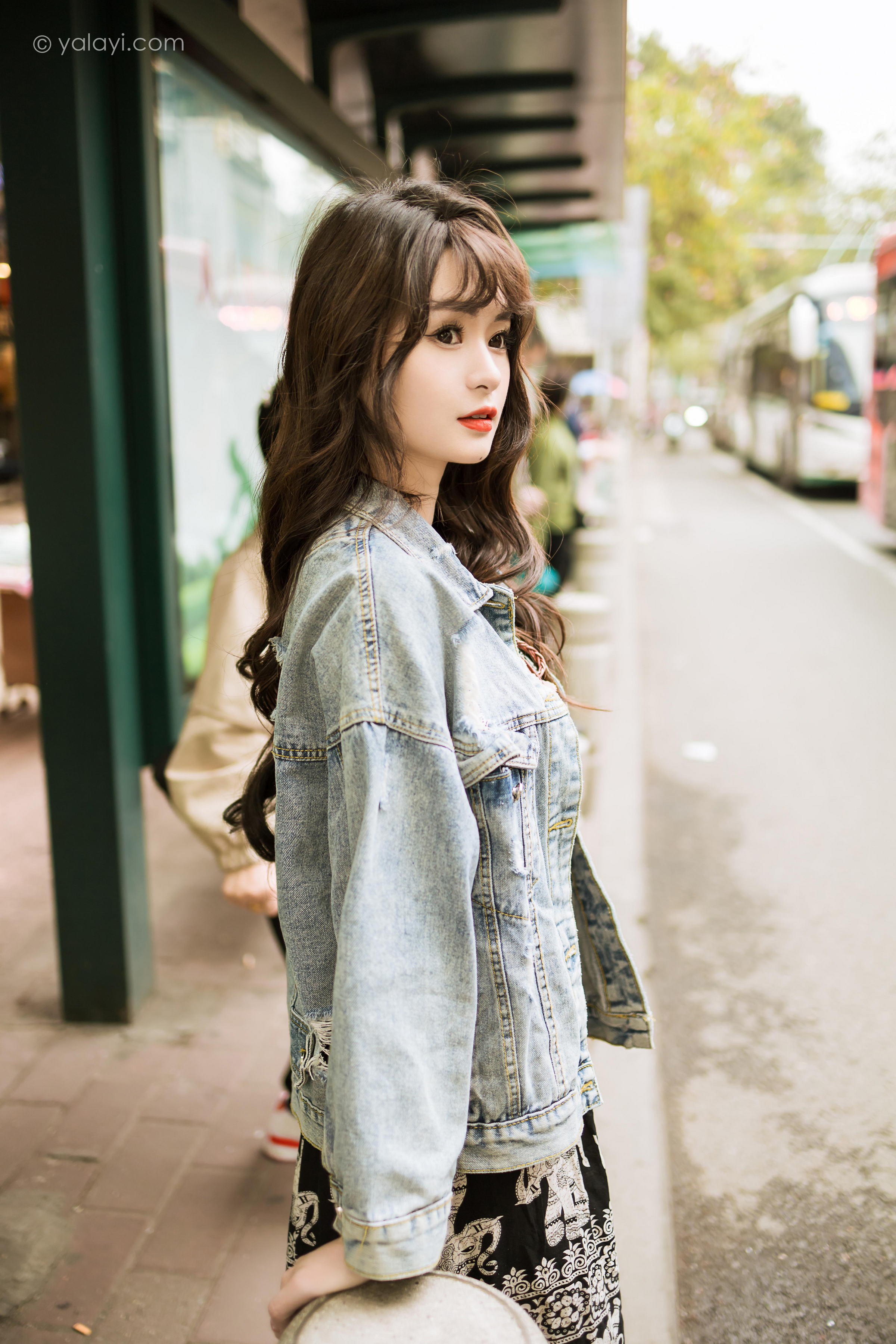 [YALAYI雅拉伊]2023.06.09 小巷听风 小亭 灰色牛仔外套加黑色蕾丝连衣裙清纯街拍写真集第9张