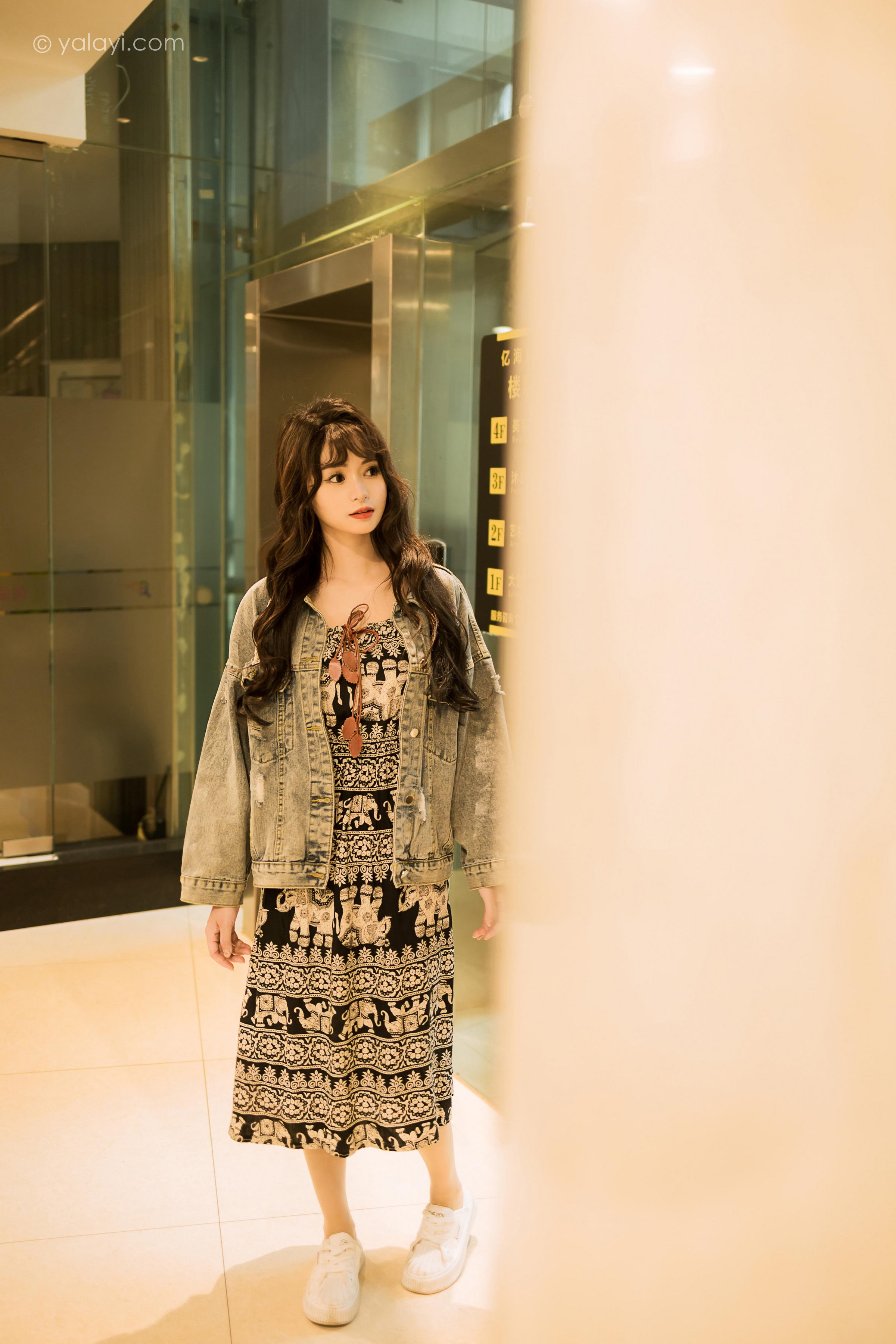 [YALAYI雅拉伊]2023.06.09 小巷听风 小亭 灰色牛仔外套加黑色蕾丝连衣裙清纯街拍写真集第14张