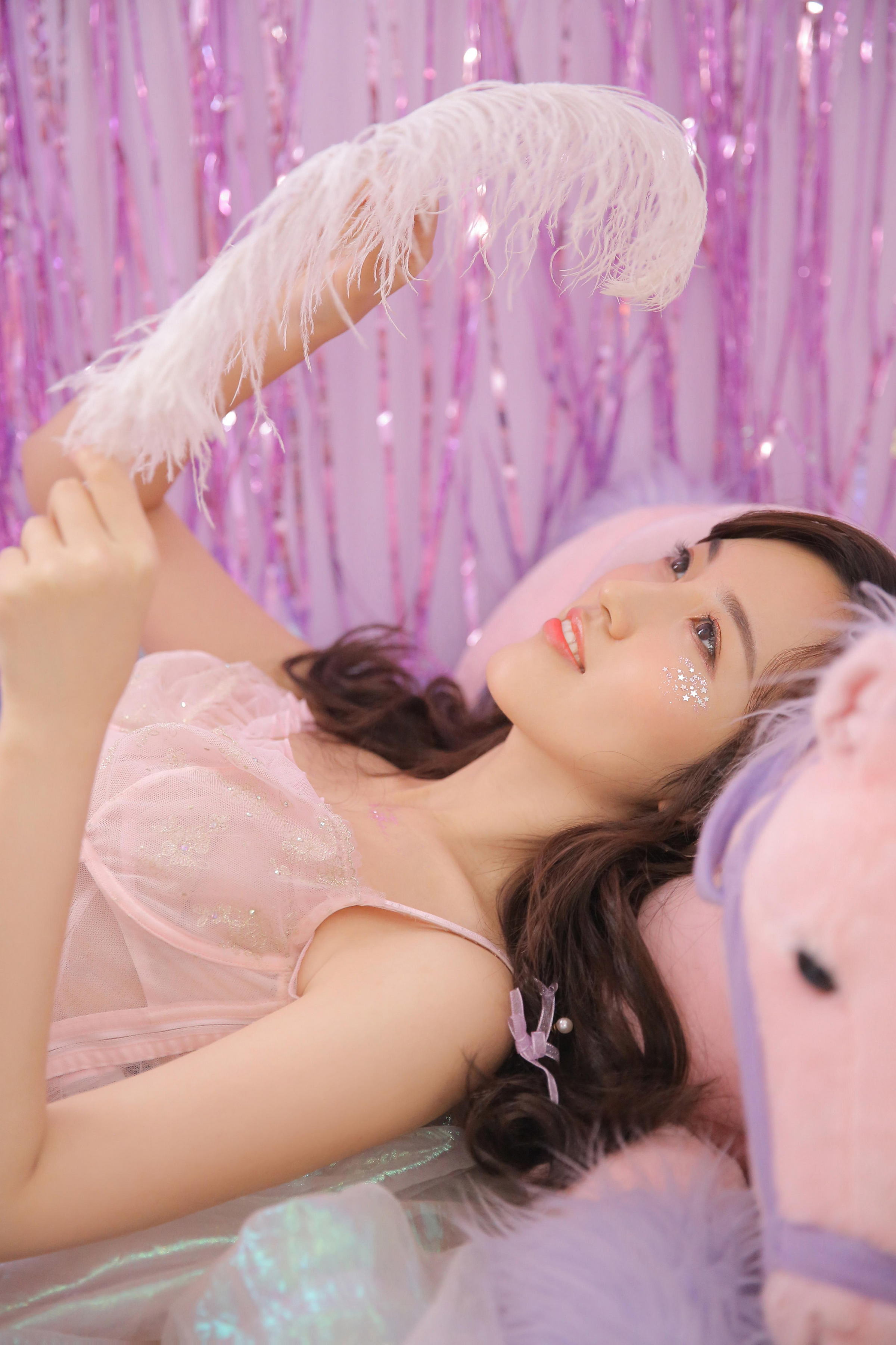 [YALAYI雅拉伊]2023.06.16 软谈丽语 居家清纯少女 黄色镂空毛衣加白色短裤与粉色透视连衣裙性感写真集第9张